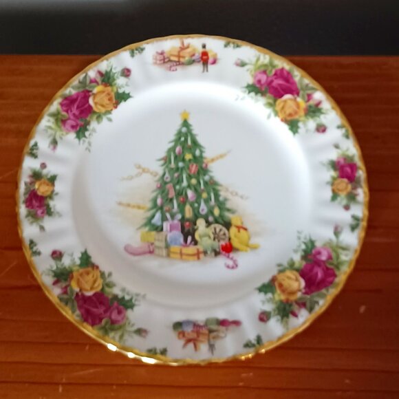 Vintage Royal Albert Christmas Magic 10 and 3/4 inch Bone China Plate 1990 - Picture 1 of 4